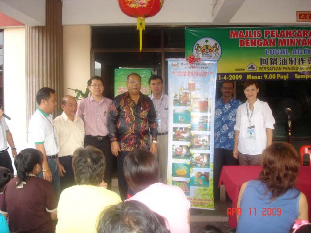 YB Prof Dr P. Ramasamy, Timbalan Ketua Menteri II melancarkan program membuat sabun dengan minyak masak terpakai di Juru pada 11-4-2009